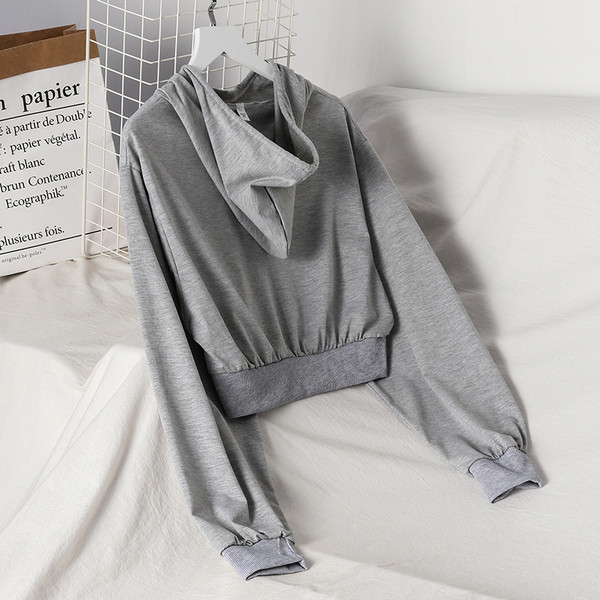 Hanorac scurt de damă, cu glugă, de culoare gri și negru