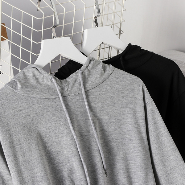 Hanorac scurt de damă, cu glugă, de culoare gri și negru