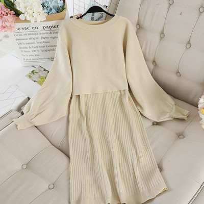 Σύγχρονο γυναικείο σετ  που περιλαμβάνει πουλόβερ και φόρεμα σε κίτρινο και μπεζ χρώμα