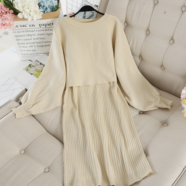 Σύγχρονο γυναικείο σετ  που περιλαμβάνει πουλόβερ και φόρεμα σε κίτρινο και μπεζ χρώμα