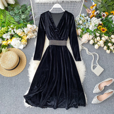 Κομψό γυναικείο φόρεμα από βελούδο με v-neck στο μαύρο και μπλε χρώμα