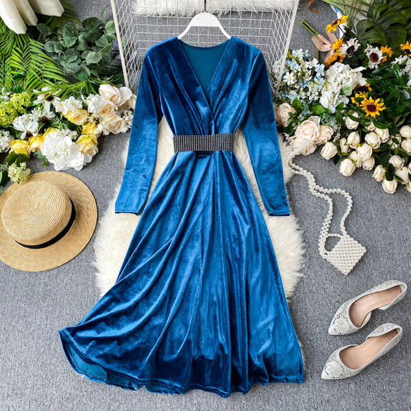 Κομψό γυναικείο φόρεμα  από βελούδο με v-neck στο μαύρο και μπλε χρώμα