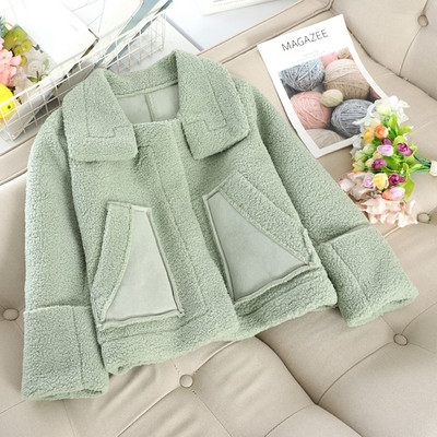 Ένα μοντέρνο γυναικείο μπουφάν με τσέπες σε έξι χρώματα