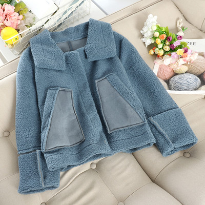 Ένα μοντέρνο γυναικείο μπουφάν με τσέπες σε έξι χρώματα