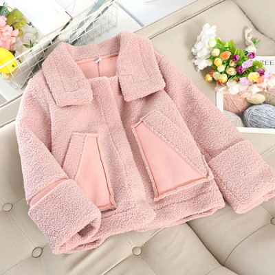 Ένα μοντέρνο γυναικείο μπουφάν με τσέπες σε έξι χρώματα