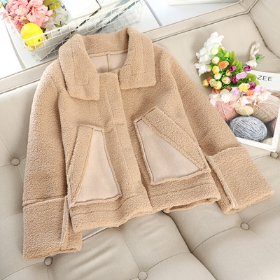 Ένα μοντέρνο γυναικείο μπουφάν με τσέπες σε έξι χρώματα