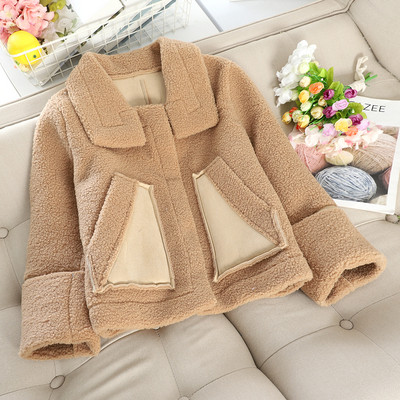 Ένα μοντέρνο γυναικείο μπουφάν με τσέπες σε έξι χρώματα