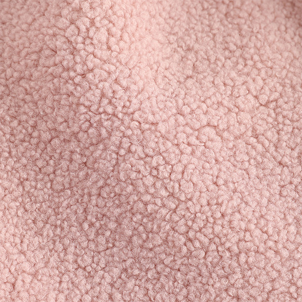 Ένα μοντέρνο γυναικείο μπουφάν με τσέπες σε έξι χρώματα