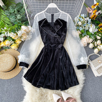 Μοντέρνο βελούδινο φόρεμα με ντεκολτέ