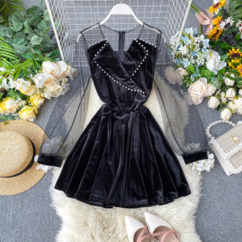 Μοντέρνο βελούδινο φόρεμα με ντεκολτέ