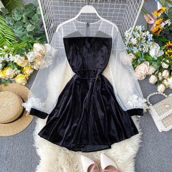 Μοντέρνο βελούδινο φόρεμα με ντεκολτέ