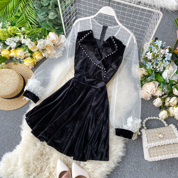 Μοντέρνο βελούδινο φόρεμα με ντεκολτέ