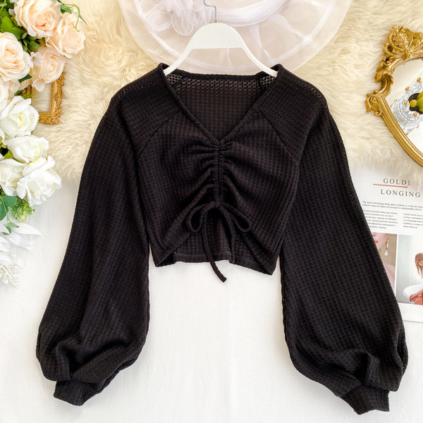 Σύντομη γυναικεία μπλούζα με κορδόνια και φαρδύ μανίκι σε διάφορα χρώματα