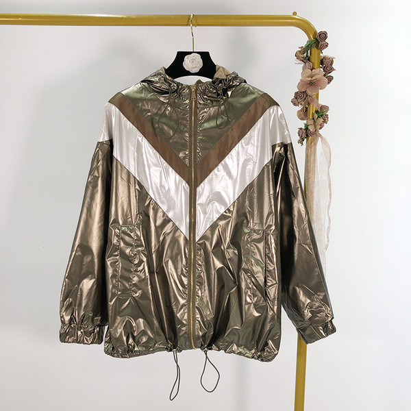 Σύντομο γυναικείο μπουφάν  άνοιξης-φθινοπώρου σε καφέ χρώμα και γυαλιστερό αποτέλεσμα
