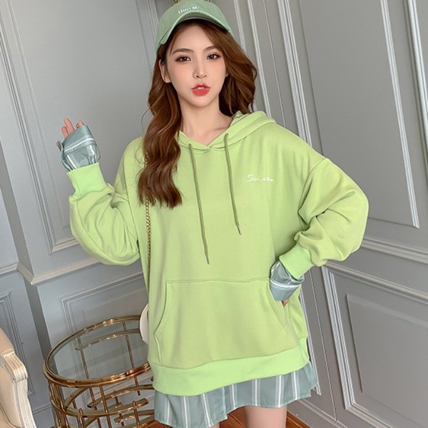 Μοντέρνο γυναικείο φούτερ με κουκούλα σε πράσινο και κόκκινο χρώμα