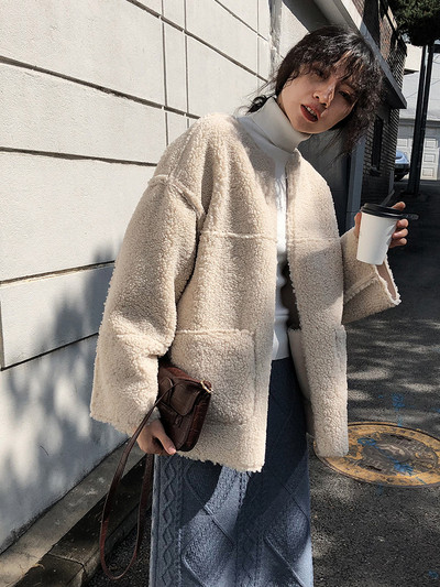 Palton de puf de damă cu buzunare în bej și alb