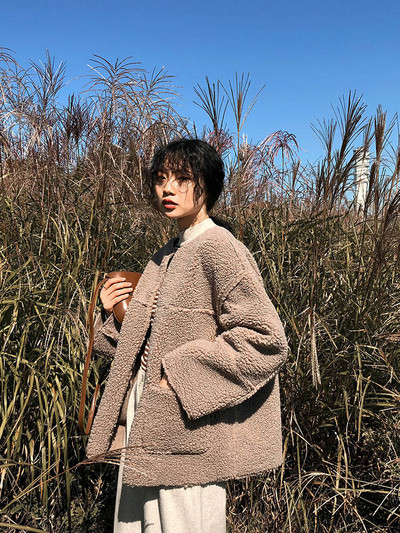 Palton de puf de damă cu buzunare în bej și alb