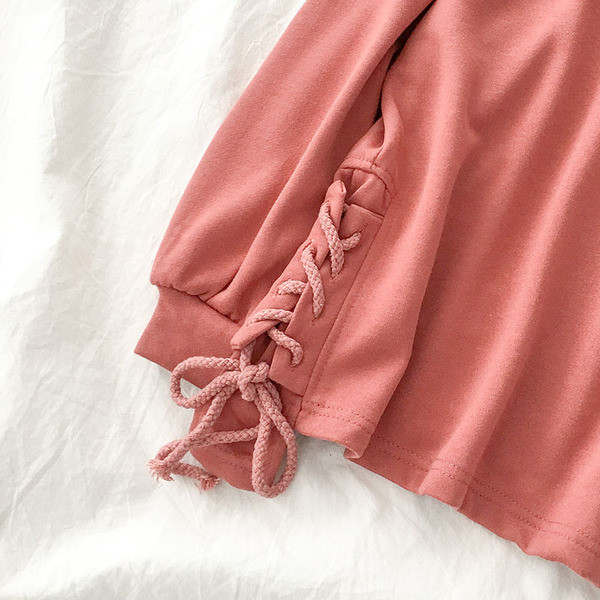 Μοντέρνα γυναικεία μπλούζα με ωοειδές λαιμόκοψη και κορδόνια σε κίτρινο και ροζ χρώμα