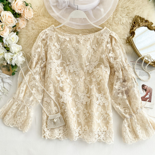 Κομψή γυναικεία δαντελένια μπλούζα σε τρία χρώματα