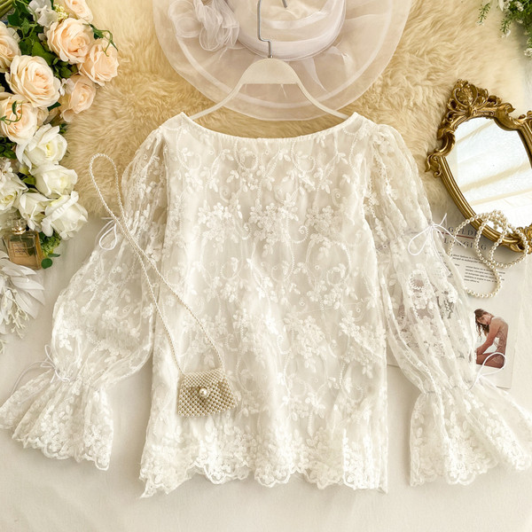 Κομψή γυναικεία δαντελένια μπλούζα σε τρία χρώματα