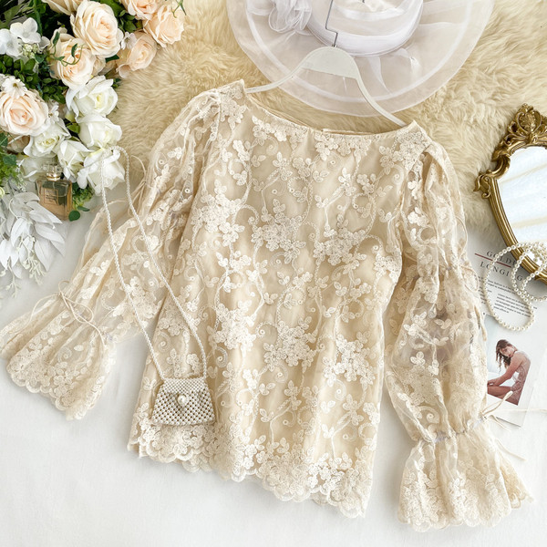 Κομψή γυναικεία δαντελένια μπλούζα σε τρία χρώματα