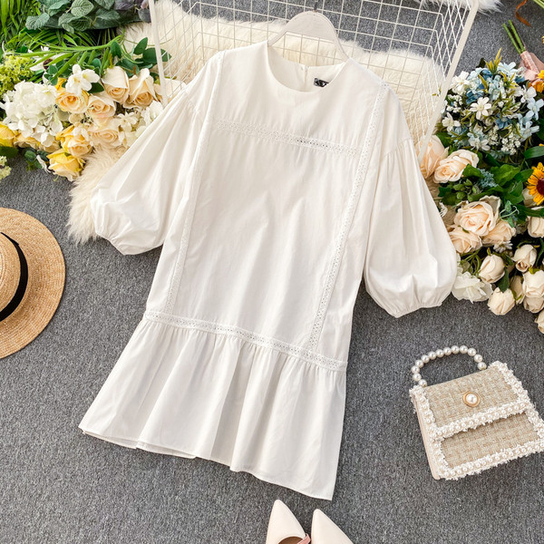 Rochie de damă cu mâneci scurte și decolteu oval în culoarea albă