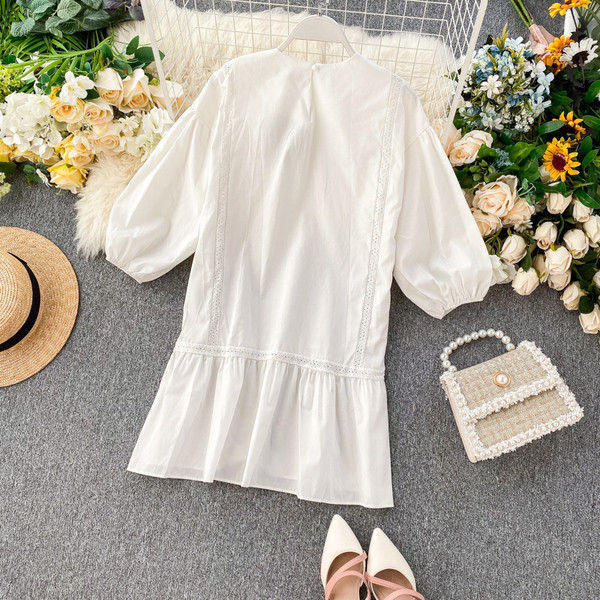 Rochie de damă cu mâneci scurte și decolteu oval în culoarea albă