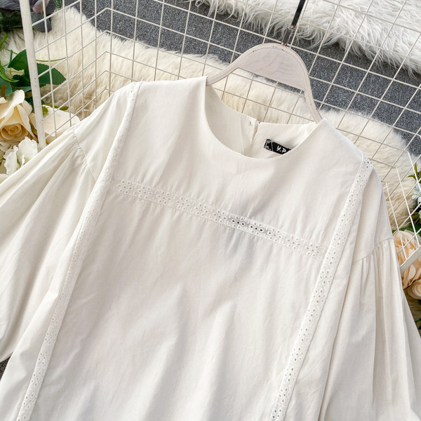 Rochie de damă cu mâneci scurte și decolteu oval în culoarea albă