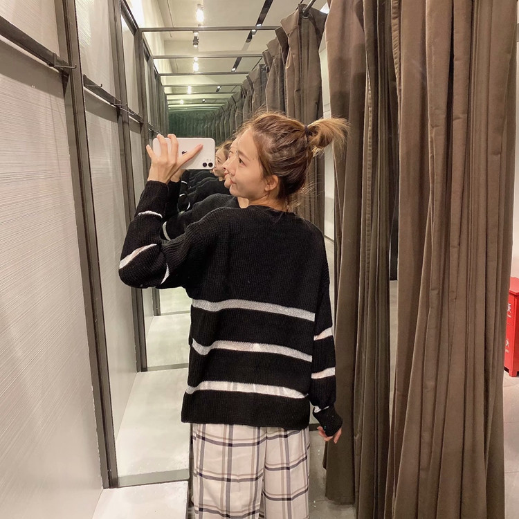 Pulover de dama alb si negru cu parti transparente