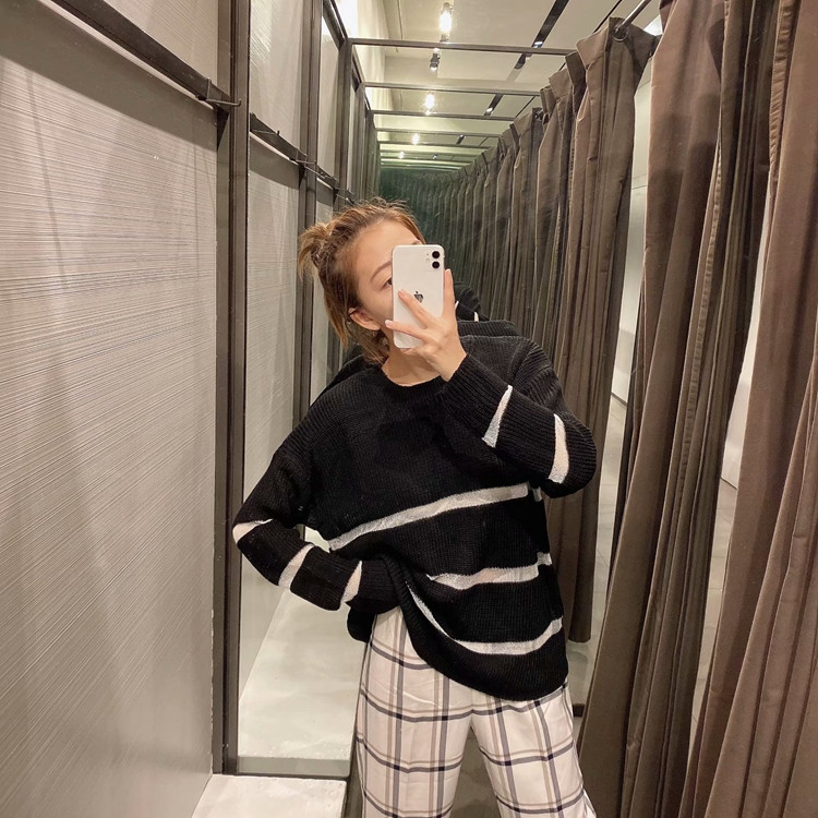 Pulover de dama alb si negru cu parti transparente