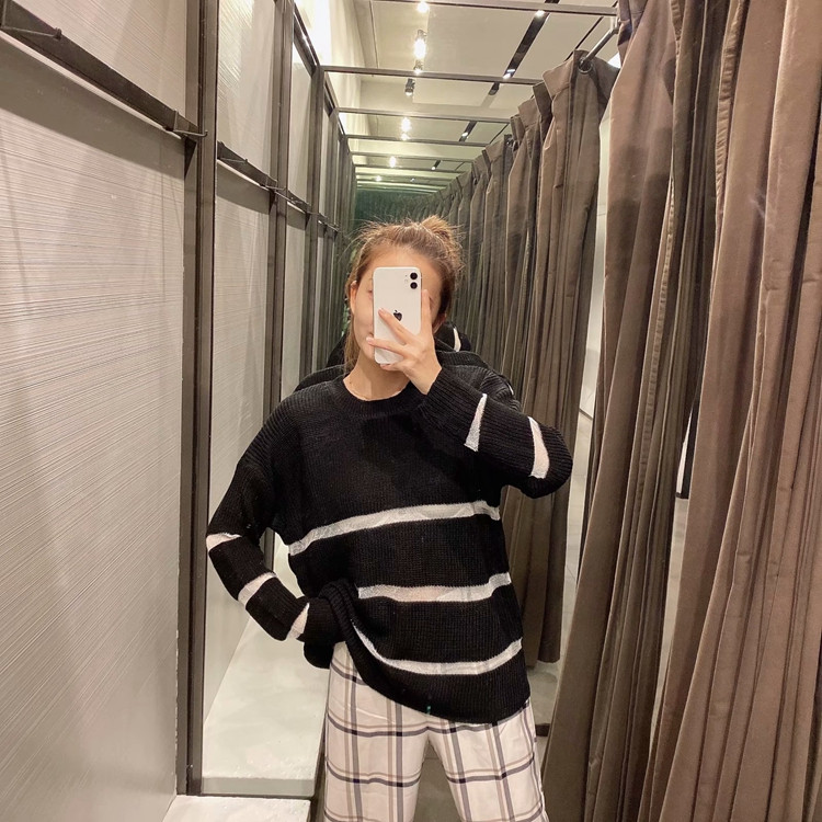 Pulover de dama alb si negru cu parti transparente