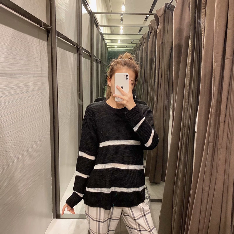 Pulover de dama alb si negru cu parti transparente