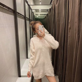 Pulover lung cu decolteu spitz în alb și negru