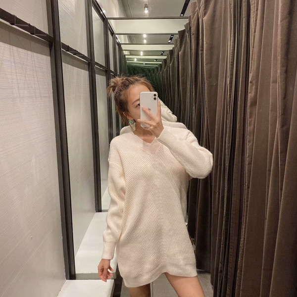 Pulover lung cu decolteu spitz în alb și negru