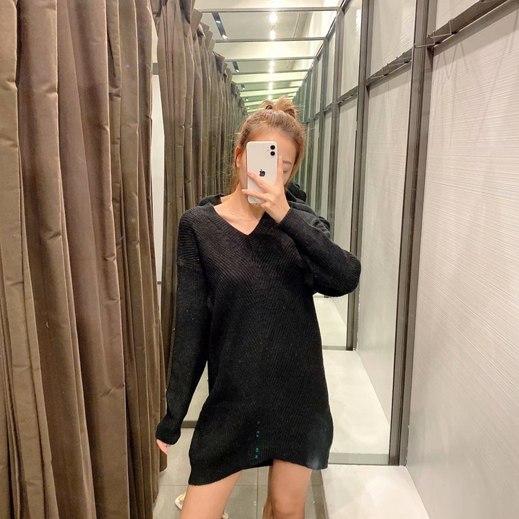 Pulover lung cu decolteu spitz în alb și negru