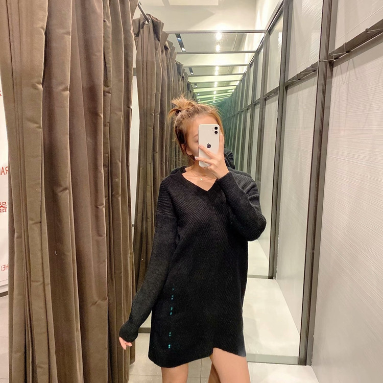 Pulover lung cu decolteu spitz în alb și negru