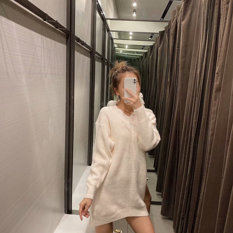 Pulover lung cu decolteu spitz în alb și negru