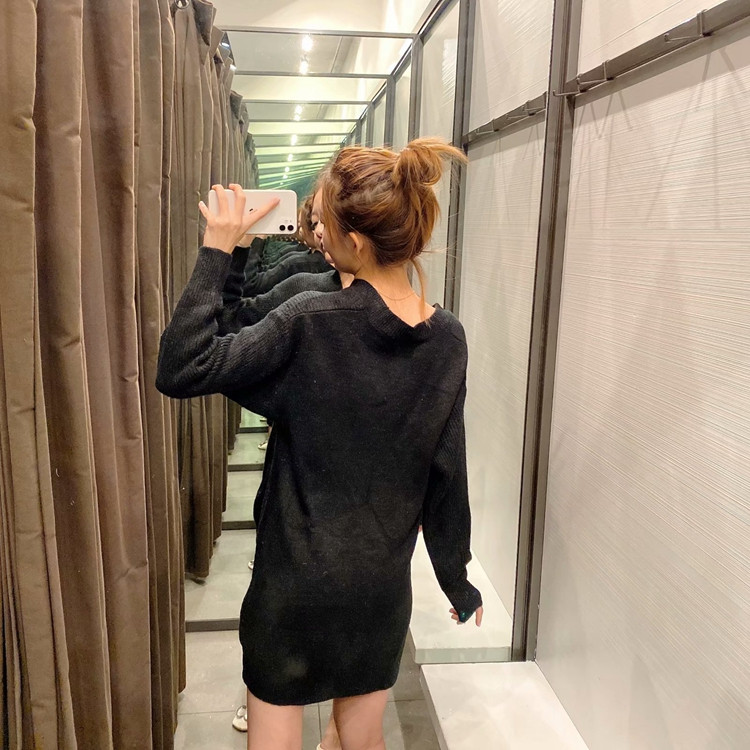 Pulover lung cu decolteu spitz în alb și negru