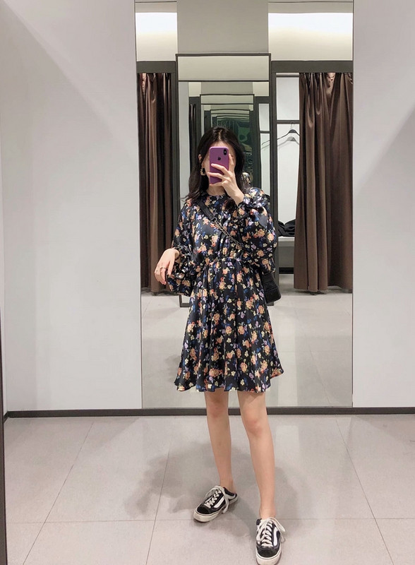 Rochie de dama scurta si decupata cu model floral