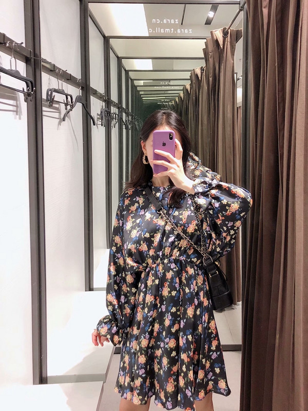 Rochie de dama scurta si decupata cu model floral