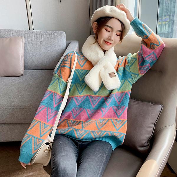 Pulover de damă modern cu decolteu O și model în alb și albastru