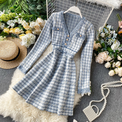 Κομψό γυναικείο φόρεμα με λαιμόκοψη σε δύο χρώματα