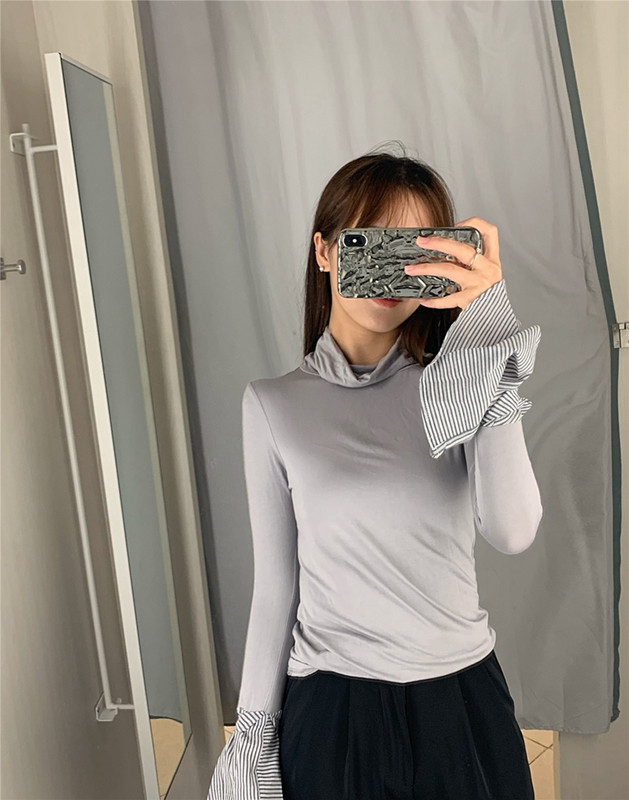 Bluză de damă mulata, cu guler înalt și mâneci tăiate de culoare gri