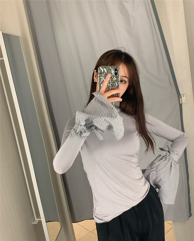 Bluză de damă mulata, cu guler înalt și mâneci tăiate de culoare gri