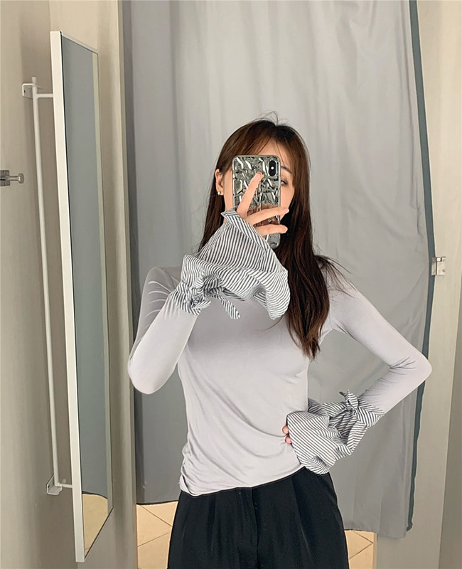 Bluză de damă mulata, cu guler înalt și mâneci tăiate de culoare gri