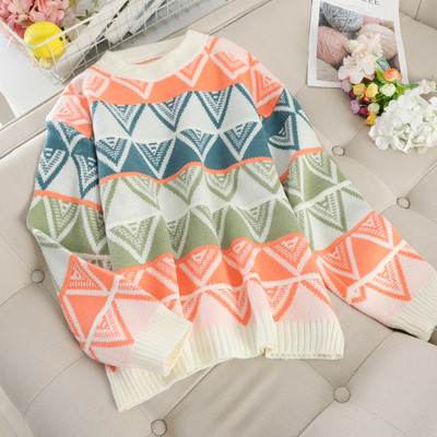 Цветен дамски пуловер широк модел с овално деколте