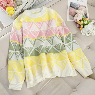 Цветен дамски пуловер широк модел с овално деколте