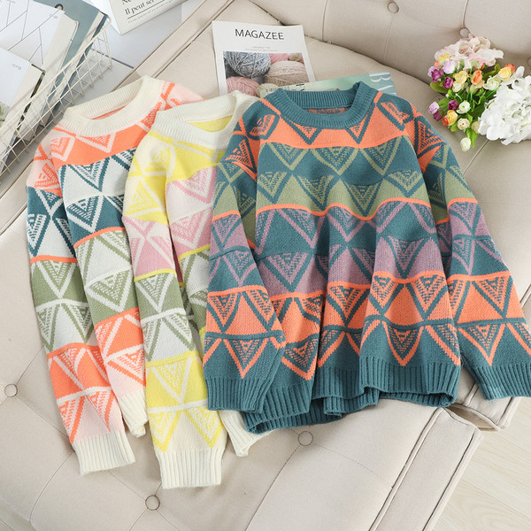 Цветен дамски пуловер широк модел с овално деколте