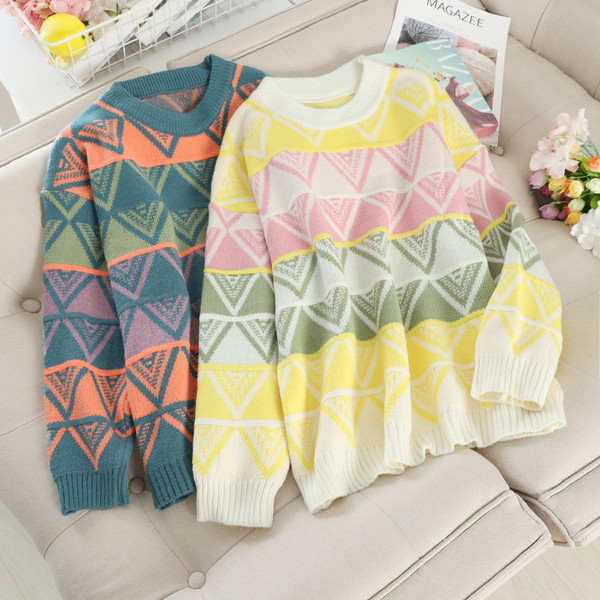 Цветен дамски пуловер широк модел с овално деколте