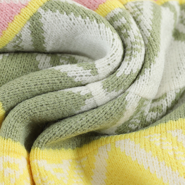 Цветен дамски пуловер широк модел с овално деколте